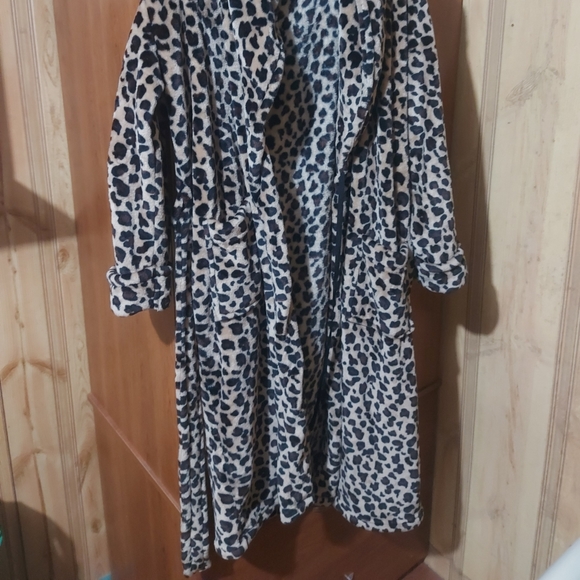 Robe - Picture 2 of 2